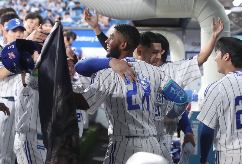 30일 오후 대구 수성구 삼성라이온즈파크에서 열린 프로야구 '2025 신한 SOL뱅크 KBO 리그' KIA 타이거즈와 삼성 라이온즈의 경기, 1회말 1사 1,3루 상황 삼성 4번타자 디아즈가 중월 3점 홈런을 쏘아올려 시즌 50홈런 달성한 뒤 동료들과 기쁨을 나누고 있다. 2025.9.30/뉴스1 ⓒ News1 공정식 기자