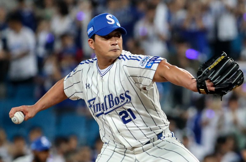 30일 오후 대구 수성구 삼성라이온즈파크에서 열린 프로야구 '2025 신한 SOL뱅크 KBO 리그' KIA 타이거즈와 삼성 라이온즈의 경기, 5대 0으로 앞선 9회초 마운드에 오른 삼성 마무리 투수 오승환이 KIA 대타 최형우를 상대로 역투하고 있다. 2025.9.30/뉴스1 ⓒ News1 공정식 기자