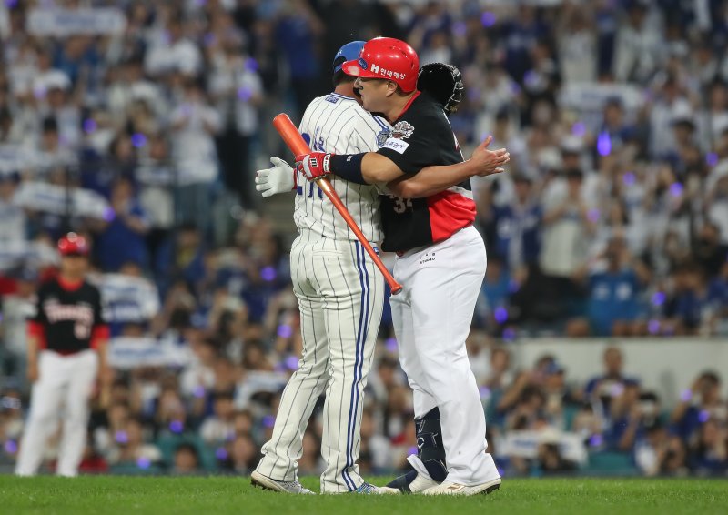 30일 오후 대구 수성구 삼성라이온즈파크에서 열린 프로야구 '2025 신한 SOL뱅크 KBO 리그' KIA 타이거즈와 삼성 라이온즈의 경기, 5대 0으로 앞선 9회초 마운드에 오른 삼성 마무리 투수 오승환이 KIA 대타 최형우를 삼진으로 처리한 뒤 포옹하고 있다. 2025.9.30/뉴스1 ⓒ News1 공정식 기자