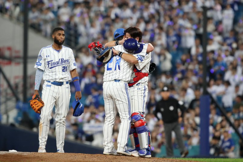 30일 오후 대구 수성구 삼성라이온즈파크에서 열린 프로야구 '2025 신한 SOL뱅크 KBO 리그' KIA 타이거즈와 삼성 라이온즈의 경기, 5대 0으로 앞선 9회초 마운드에 오른 삼성 마무리 투수 오승환이 KIA 대타 최형우를 삼진으로 처리한 뒤 강민호 포수와 포옹하고 있다. 2025.9.30/뉴스1 ⓒ News1 공정식 기자