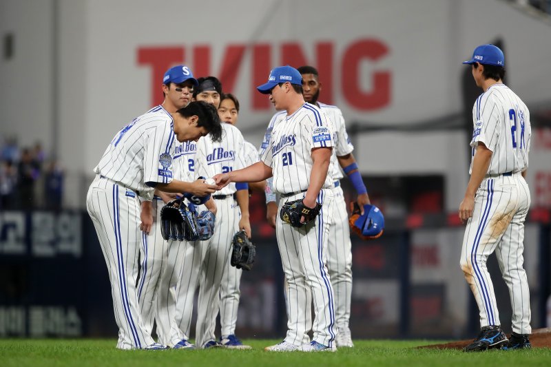 30일 오후 대구 수성구 삼성라이온즈파크에서 열린 프로야구 '2025 신한 SOL뱅크 KBO 리그' KIA 타이거즈와 삼성 라이온즈의 경기, 5대 0으로 앞선 9회초 마운드에 오른 삼성 마무리 투수 오승환이 KIA 대타 최형우를 삼진으로 처리한 뒤 김재윤에게 공을 넘기고 있다. 2025.9.30/뉴스1 ⓒ News1 공정식 기자