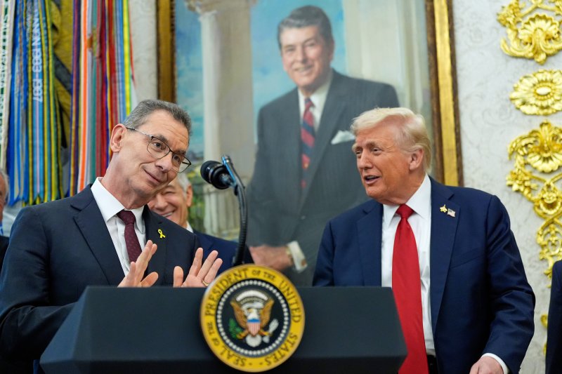 도널드 트럼프 미국 대통령(오른쪽)이 지난달 30일(현지시간) 미국 워싱턴DC 백악관에서 글로벌 제약사 화이자의 앨버트 불라 최고경영자(CEO)의 연설을 듣고 있다.AP뉴시스