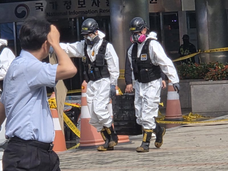 29일 오전 대전 국가정보자원관리원 화재 3일차 합동감식이 시작된 가운데, 감식반이 화재 현장에서 반출한 리튬이온 배터리를 운반하고 있다. 2025.9.29/뉴스1 ⓒ News1 김종서 기자