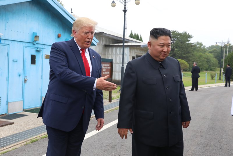 도널드 트럼프 미국 대통령과 김정은 북한 국무위원장이 2019년 6월30일 판문점 남측지역인 자유의 집 앞에서 잠시 대화하고 있다. 뉴시스
