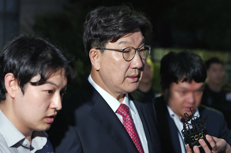 권성동 국민의힘 의원이 16일 오후 서울 서초구 중앙지방법원에서 '통일교 불법 정치자금 수수' 의혹(정치자금법 위반 혐의) 관련 구속 전 피의자 심문(영장실질심사)를 마치고 법원을 나서고 있다. 2025.9.16/뉴스1 ⓒ News1 장수영 기자