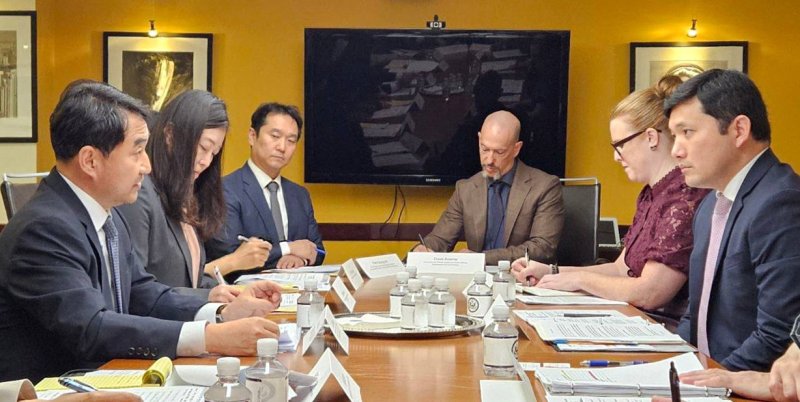 한미 양국 정부대표단이 30일(현지 시간) 미국 워싱턴 D.C.에서 미국 비자제도 개선 등을 논의하기 위한 '한-미 상용방문 및 비자 워킹그룹'을 출범, 1차 협의를 하고 있다. 외교부 제공
