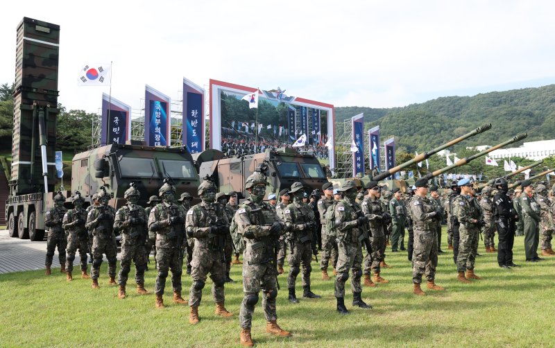 지난달 29일 충남 계룡대 연병장에서 열린 제77주년 국군의날 기념식 미디어데이 행사에서 전시 장비가 도열해 있다. 뉴스1