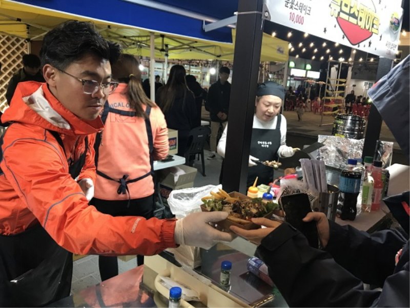 [인제=뉴시스] 1일 라이브 바카라사이트(군수 최상기)은 추석 명절을 맞아 지역 소비를 촉진하고, 소상공인의 경영 안정을 돕기 위해 다양한 라이브 바카라사이트 활성화 대책을 추진한다 고 밝혔다. 사진은 인제전통 시장. 라이브 바카라사이트 제공. *재판매 및 DB 금지