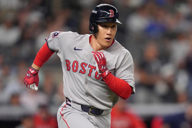 [뉴욕=AP/뉴시스]보스턴 레드삭스의 일본인 외야수 요시다 마사타카가 1일(한국 시간) 미국 뉴욕 양키스타디움에서 벌어진 2025 ALWC 1차전 '앙숙' 뉴욕 양키스와의 경기에 7회 2타점 역전 적시 2루타를 쳐낸 뒤 그라운드를 달리고 있다. 2025.10.01.