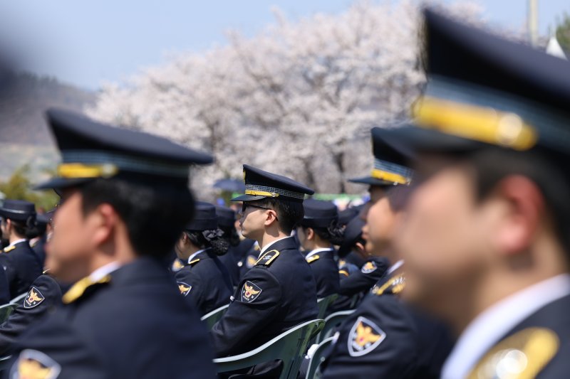 충주 중앙경찰학교 대운동장에서 신임경찰 졸업식 진행 모습. 사진=뉴스1