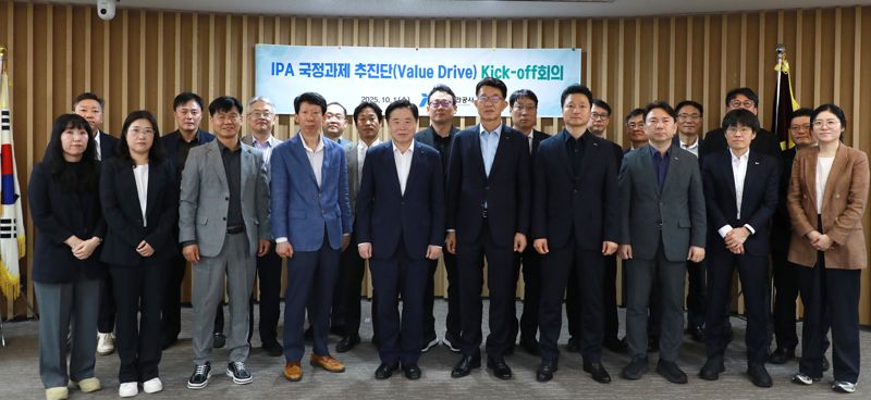 이경규 인천항만공사 사장과 임원 및 전 부서장이 1일 국정라이트닝 바카라 사이트 라이트닝 바카라 사이트 발대식을 마치고 기념사진 촬영을 하고 있다. 인천항만공사 제공.