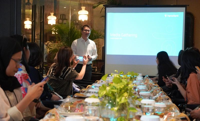 9월 30일 자카르타에서 열린 미디어 간담회에서 스테펜 루키토 하나은행 인도네시아 법인 최고개인금융책임자가 설명하고 있다. 하나은행 인도네시아 법인 제공