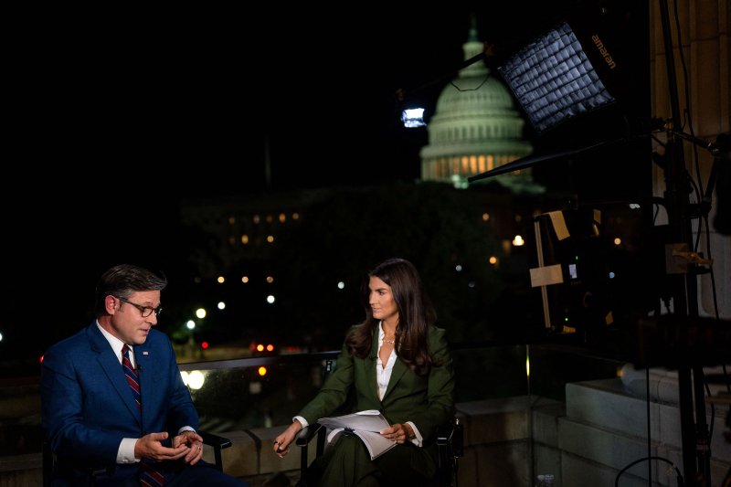 미국 공화당의 마이크 존슨 하원의장(루이지애나주·왼쪽)이 지난달 30일(현지시간) 미국 워싱턴DC에서 CNN 방송 진행자와 인터뷰를 하고 있다.AFP연합뉴스