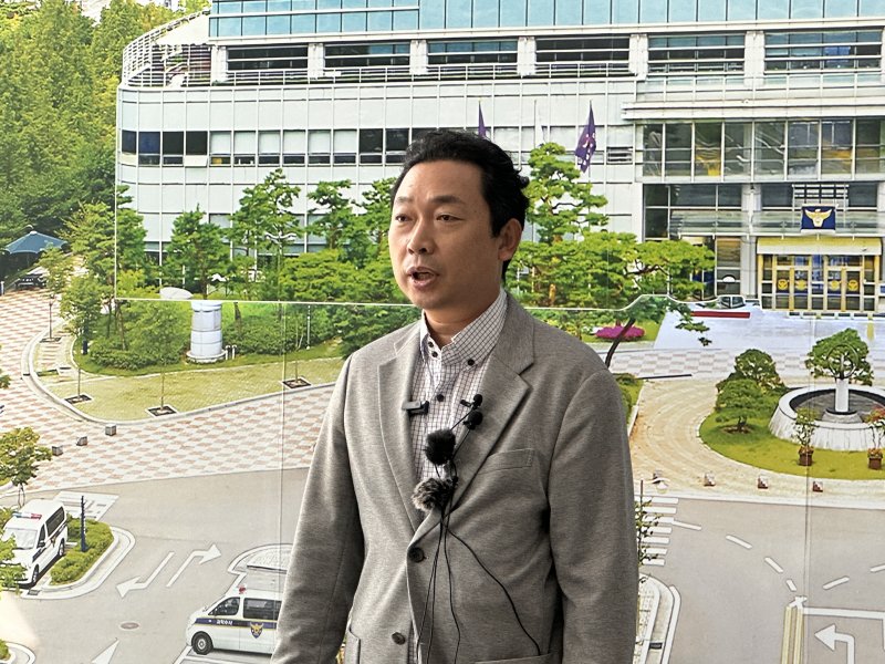 [대전=뉴시스] 김도현 기자 = 1일 오전 대전 서구 둔산동 대전바카라 게임 사이트청 로비에서 김용일 형사과장이 취재진 질문에 답변하고 있다. 2025.10.01. kdh1917@newsis.com *재판매 및 DB 금지