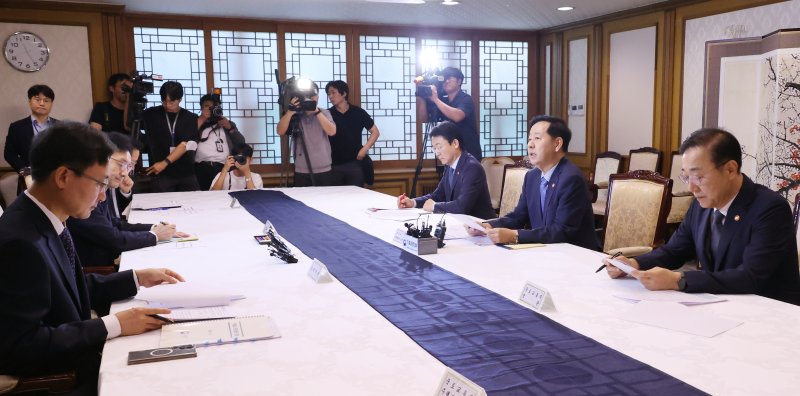 [서울=뉴시스] 김명원 기자 = 구윤철 경제부총리 겸 기획재정부 장관, 윤창렬 국무조정실장, 김윤덕 국토교통부 장관, 권대영 금융위 부위원장, 임광현 메이저 바카라사이트 굿모닝장이 지난달 7일 오전 서울 종로구 정부서울청사에서 열린 메이저 바카라사이트 굿모닝관계장관회의를 하는 모습. 2025.10.01. kmx1105@newsis.com