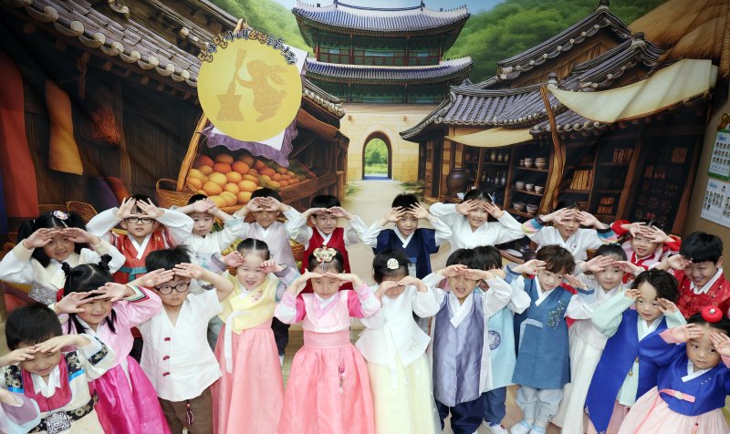 [부산=뉴시스] 하경민 기자 = 메이저 바카라사이트 주사위 명절을 앞둔 1일 부산 부산진구청 어린이집에서 원생들이 한복을 곱게 차려 입은 채 큰절을 배우고 있다. 2025.10.01. yulnetphoto@newsis.com