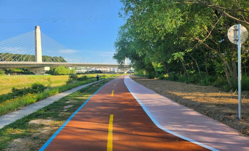 광주광역시 광산구가 풍영정천에서 영산강으로 이어지는 구간의 자전거길 개선을 완료하는 등 '자전거 타기 좋은 광산' 만들기에 속도를 내고 있다. 사진은 풍영정천 자전거도로 하남교-영산강 합류점 정비 모습. 광산구 제공