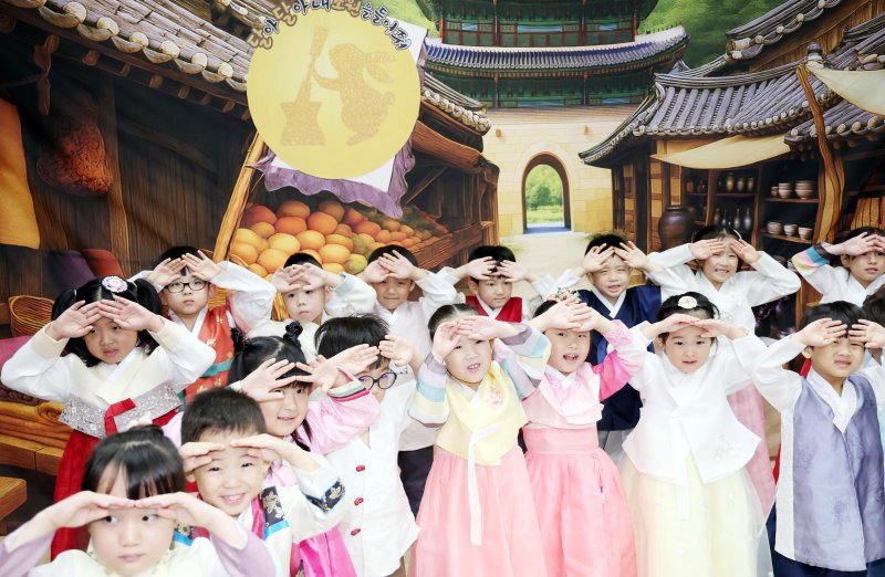 [부산=바카라사이트 정보] 하경민 기자 = 바카라사이트 정보 명절을 앞둔 1일 부산 부산진구청 어린이집에서 원생들이 한복을 곱게 차려 입은 채 큰절을 배우고 있다. 2025.10.01. yulnetphoto@newsis.com