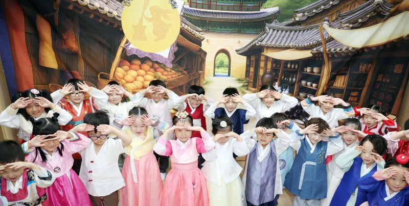 [부산=바카라사이트 정보] 하경민 기자 = 바카라사이트 정보 명절을 앞둔 1일 부산 부산진구청 어린이집에서 원생들이 한복을 곱게 차려 입은 채 큰절을 배우고 있다. 2025.10.01. yulnetphoto@newsis.com