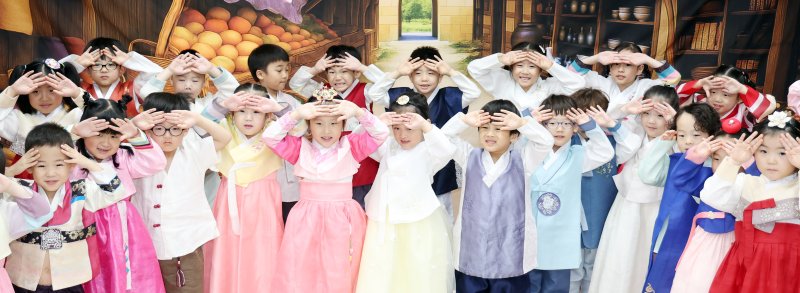 [부산=바카라사이트 정보] 하경민 기자 = 바카라사이트 정보 명절을 앞둔 1일 부산 부산진구청 어린이집에서 원생들이 한복을 곱게 차려 입은 채 큰절을 배우고 있다. 2025.10.01. yulnetphoto@newsis.com