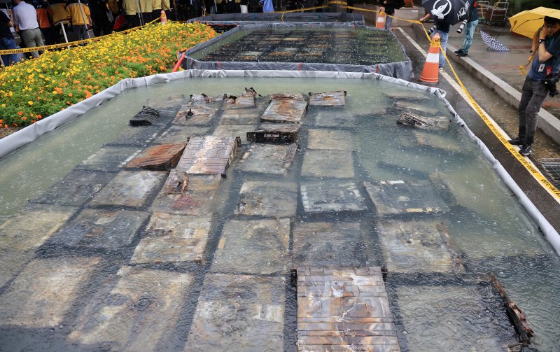 28일 오전 대전 유성구 국가정보자원관리원 화재 현장에 소실된 리튬이온배터리가 소화 수조에 담겨 있다. 2025.9.28/뉴스1 ⓒ News1 김진환 기자