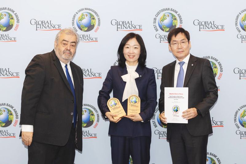 김형일 IBK라이브스코어 바카라사이트 전무이사(오른쪽), 서경란 IBK라이브스코어 바카라사이트 경제연구소장(가운데), 안드레아 피아노(Andrea Fiano) 글로벌파이낸스 편집장이 지난달 30일 독일 프랑크푸르트에서 열린 ‘Transaction Banking Awards Ceremony 2025’ 시상식에서 기념촬영을 하고 있다. 라이브스코어 바카라사이트 제공.