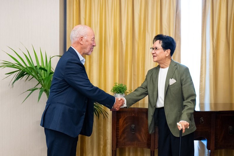 이재현 CJ그룹 회장이 영국 런던에서 스포츠 마케팅 전문가 마이클 페인 대표를 만나 악수를 나누고 있다.(CJ그룹 제공)