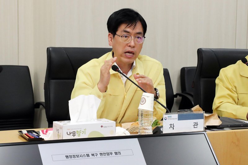 [서울=뉴바카라 온라인] 김민재 행정안전부 차관이 1일 대전시 유성구 국가정보자원관리원 대전 본원에 마련된 바카라 온라인을 찾아 근무 중인 작원들의 애로사항을 청취하고 신속 복구를 위한 지원사항을 확인하고 있다. (사진=행정안전부 제공) 2025.10.01. photo@newsis.com *재판매 및 DB 금지