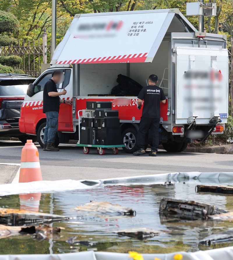 1일 오후 대전 국가정보자원관리원 화재 현장에서 복구업체 관계자들이 컴퓨터를 수거하고 있다. 2025.10.1/뉴스1 ⓒ News1 김기태 기자