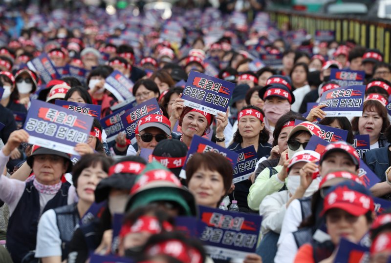 전국바카라사이트 뱃무브노동자연대 관계자들이 1일 서울 김포바카라사이트 뱃무브 국내선 3번출구에서 열린 '10.1 전국공항노동자 총파업대회'에서 구호를 외치고 있다. 뉴시스