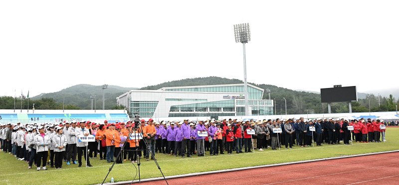 [평창=뉴시스] 제29회 노인의 날 기념식 및 제14회 어르신 한마당 체육대회. (사진=평창군 제공) 2025.10.01. photo@newsis.com *재판매 및 DB 금지