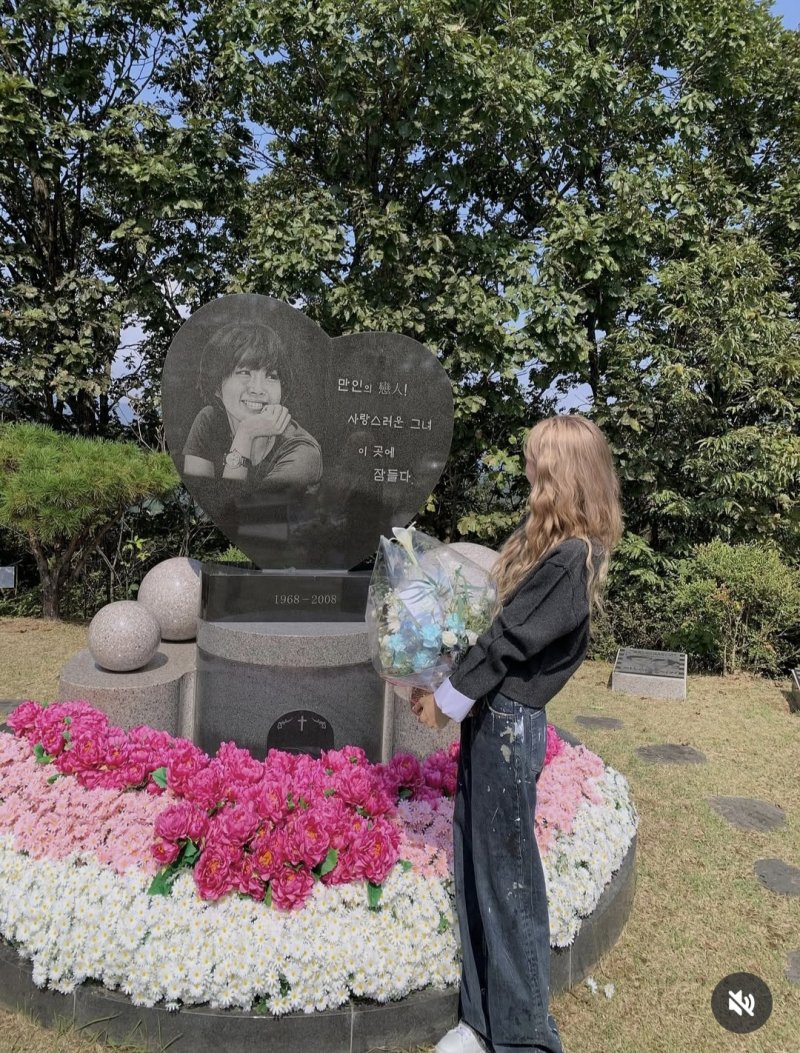 최준희, 故최진실 묘소 방문 "자주 못 와 미안해"