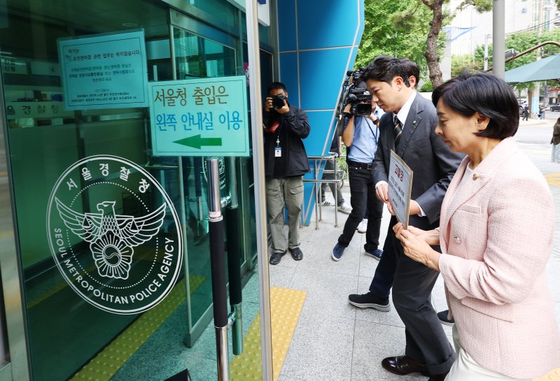 [서울=뉴시스] 박주성 기자 = 국민의힘 최은석, 진종오, 서명옥, 강선영 의원이 1일 오후 서울 종로구 서울지방경찰청 민원실에 더불어민주당 김경 서울시의원 외 1명을 실시간-바카라사이트 선거동원 의혹 관련 청탁금지법, 공직선법 등 위반으로 고발장을 제출을 위해 이동하고 있다. 2025.10.01. park7691@newsis.com