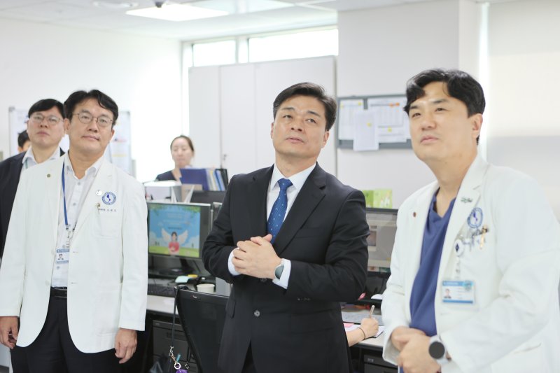 최용철 경기도소방재난본부장(가운데)이 1일 바카라사이트 쇼미더벳학교병원을 방문해 '추석 연휴 대비 응급의료 대응체계 현장점검'을 실시하고 있다. (경기도소방재난본부 제공. 재판매 및 DB 금지) 2025.10.1/바카라사이트 쇼미더벳1