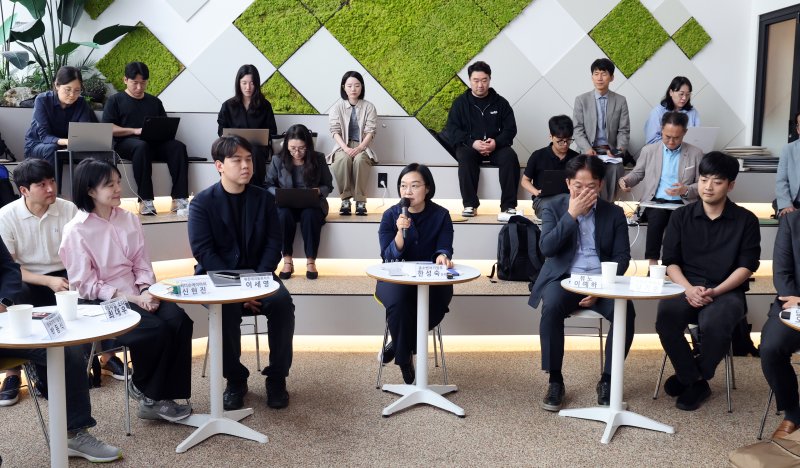 한성숙 중소벤처기업부 장관이 1일 오후 서울 서초구 뤼튼테크놀로지스에서 열린 '혁신 AI 스타트업 간담회'에서 모두발언을 하고 있다. 2025.10.1/뉴스1 ⓒ News1 황기선 기자