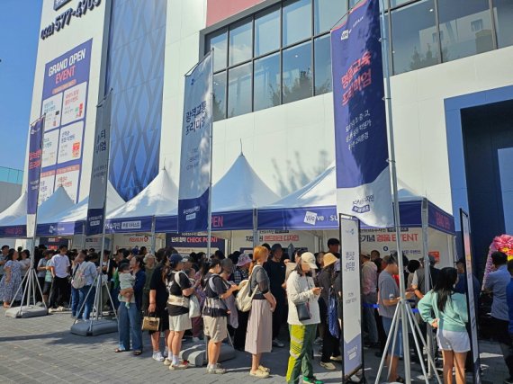 <두산위브&수자인 부평 더퍼스트 견본주택 외부 대기줄>