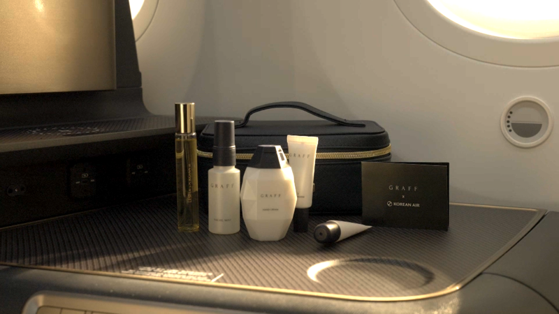 대한항공이 세계적 고급 주얼리 브랜드 '그라프'와 콜라보한 상위 클래스 어메니티 키트. 대한항공 제공