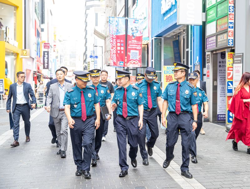 박정보 서울경찰청장은 1일 서울 중구 명동 관광특구를 방문해 치안 상황을 점검했다. 서울경찰청 제공
