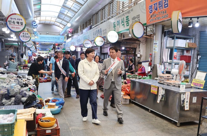 [세종=뉴시스] 송미령 농림축산식품부 장관이 1일 경북 안동시 안동중앙신바카라사이트 소울카지노을 찾아 '전통시장 농축산물 할인지원 사업' 현장을 점검하고 있다. (사진=농식품부 제공) *재판매 및 DB 금지