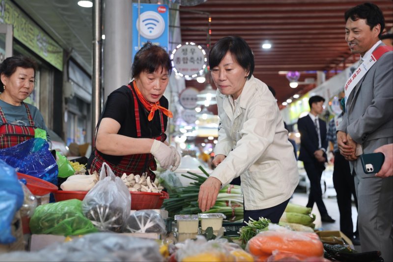 [세종=뉴시스] 송미령 농림축산식품부 장관이 1일 경북 안동시 안동중앙신바카라사이트 소울카지노을 찾아 '전통시장 농축산물 할인지원 사업' 현장을 점검하고 있다. (사진=농식품부 제공) *재판매 및 DB 금지