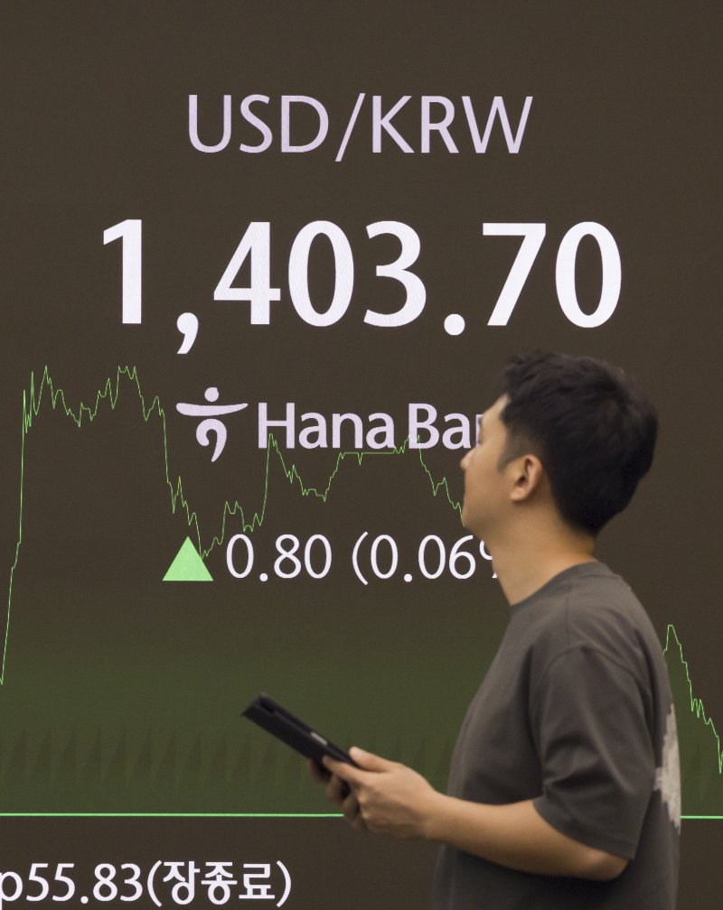 원·달러 환율 소폭 상승 외환시장에서 원·달러 환율은 전 거래일 주간거래 종가(1402.9원)보다 0.3원 오른 1403.2원에 주간 거래를 마감한 1일 서울 중구 하나은행 본점 딜링룸에서 직원들이 업무를 보고 있다. 연합뉴스