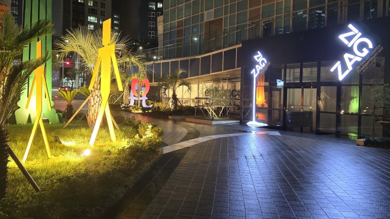 부산 해운대구 달맞이길 30 포디움동 1001호에 지난 6월 정식 오픈한 '지그재그아트센터'가 부산을 찾는 국내외 미술 애호가들의 발길을 사로잡는 새로운 명소로 부상하고 있다.