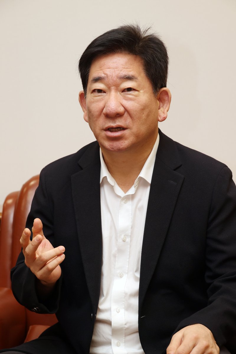 김현욱 세종연구소장이 서울 율곡로에 있는 사무실에서 최근 국내외 정세에 대한 견해를 말하고 있다. 사진=서동일 기자