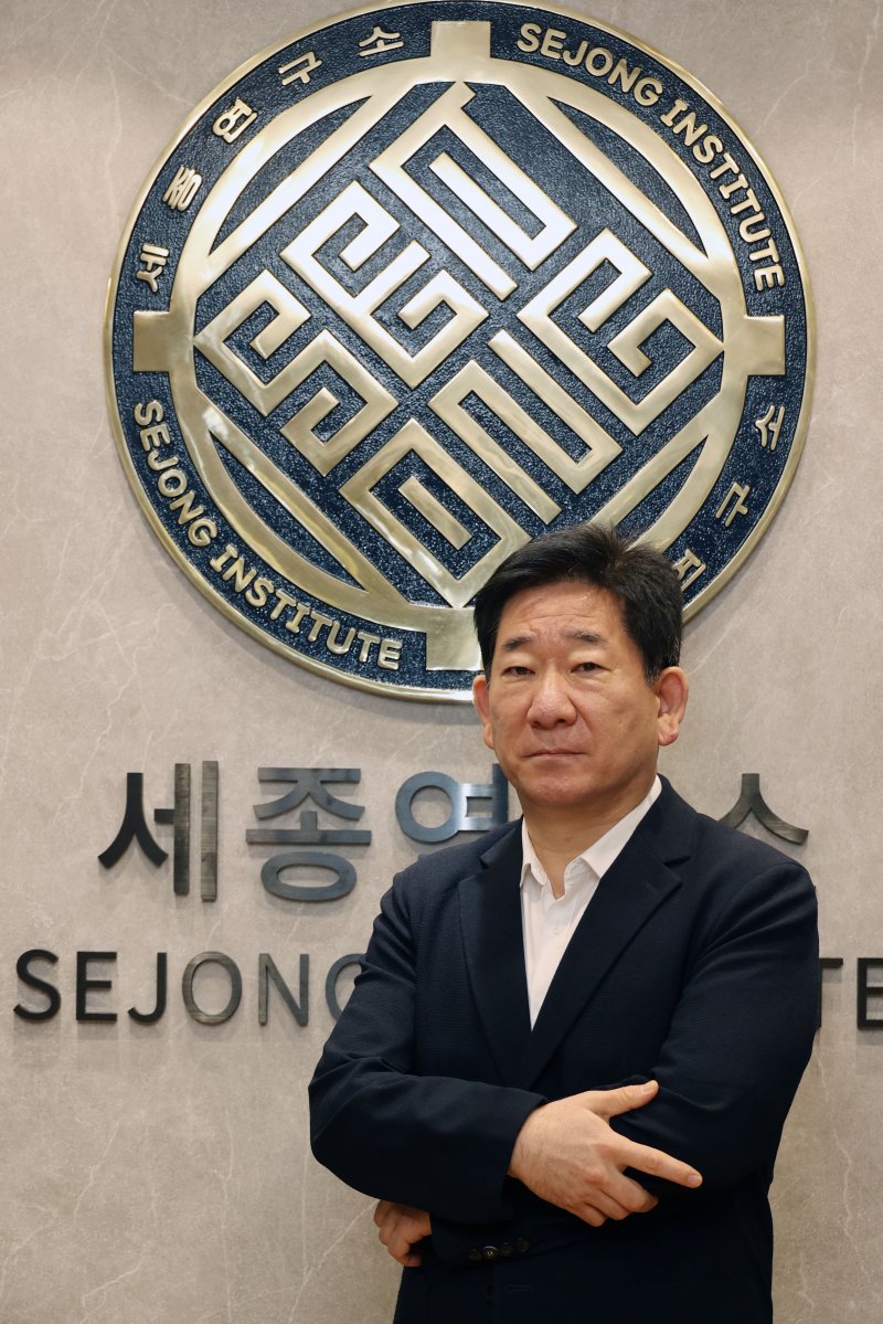 김현욱 소장은 연세대 정치외교학과를 졸업하고 미국 브라운대학에서 정치학 박사 학위를 받았다. 국립외교원 교수와 북미유럽연구부장을 역임했고 미국 UC샌디에이고대학과 조지워싱턴대학 방문교수, 한국세계지역학회장을 지냈다. 현재 통일부 통일미래기획위원회 위원, 합동참모본부 정책자문위원 등으로 활동하고 있다.