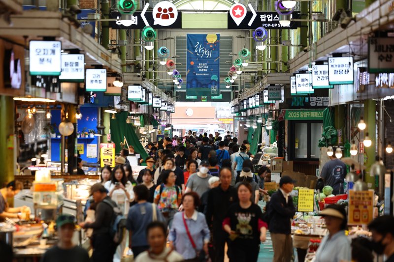 추석 연휴를 앞둔 1일 서울 마포구 망원시장이 이용객들로 북적이고 있다. 연합뉴스