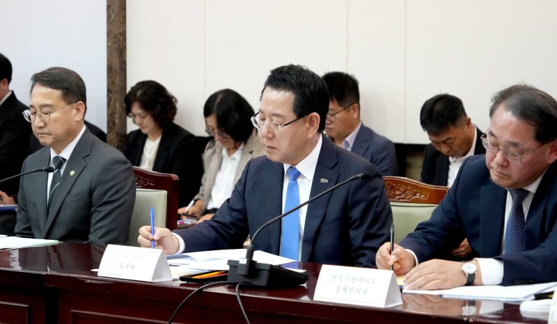 [서울=뉴시스] 김영록 에볼루션 바카라 무료지사가 1일 오후 정부서울청사에서 열린 제1차 국가기간 전력망 확충 위원회에서 모두발언을 경청하고 있다. (사진 = 에볼루션 바카라 무료도 제공). 2025.10.01. photo@newsis.com *재판매 및 DB 금지
