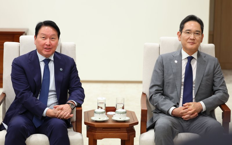 1일 용산 대통령실에서 열린 이재명 대통령과 오픈AI 샘 올트먼 대표의 접견에 참석한 최태원 SK그룹 회장이 발언하고 있다. 오른쪽은 이재용 삼성전자 회장. 연합뉴스