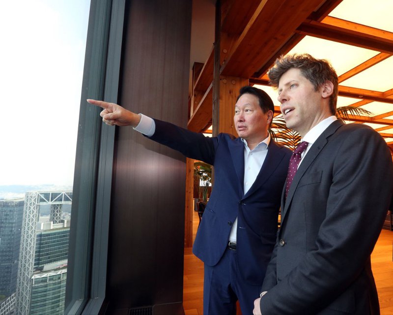 최태원 SK그룹 회장과 샘 올트먼 오픈AI 최고경영자(CEO)가 1일 서울 종로구 SK서린빌딩에서 창밖을 보며 대화하고 있다. SK그룹 제공