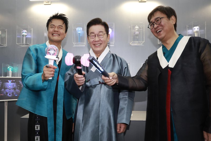 [고양=뉴시스] 최동준 기자 = 이재명 대통령이 1일 경기 고양시 킨텍스에서 열린 대중바카라 사이트교류위원회 출범식 K컬처 체험존에서 블랙핑크 응원봉 점등을 하고 있다. 왼쪽부터 박진영 대중바카라 사이트교류위원회 공동위원장, 이 대통령, 최휘영 바카라 사이트체육관광부 장관. 2025.10.01. photocdj@newsis.com