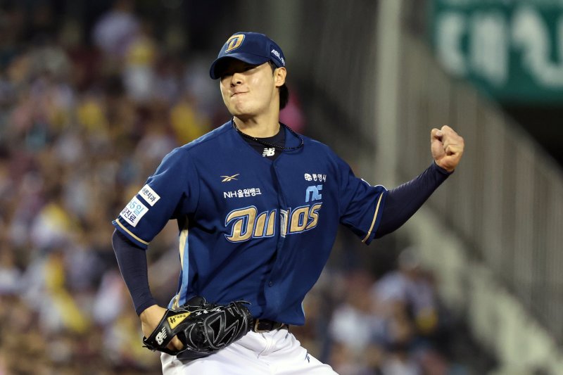 1일 오후 서울 송파구 잠실야구장에서 열린 프로야구 2025 신한 SOL 뱅크 KBO 리그 해시 게임 바카라 다이노스와 LG 트윈스의 경기 4회말 2사 주자없는 상황에서 해시 게임 바카라 김영규가 문보경을 삼진 아웃 잡은 후 기뻐하고 있다. 2025.10.1/뉴스1 ⓒ News1 황기선 기자